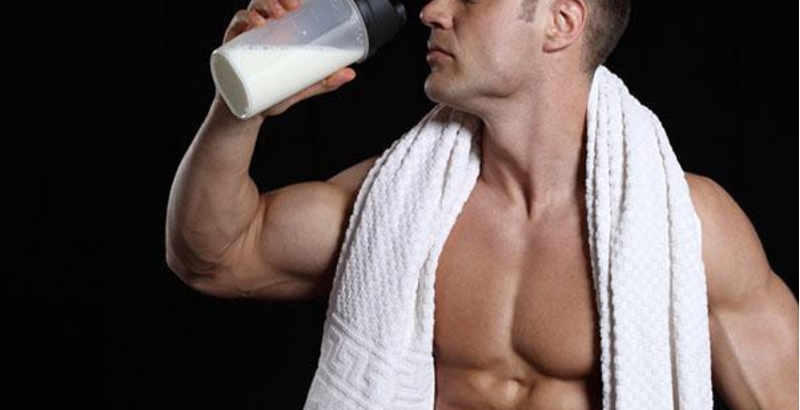 Bạn có nên uống whey protein trước khi đi ngủ