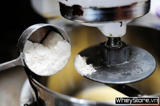 Làm thế nào để pha sữa whey protein không bị vón cục - Ảnh 1