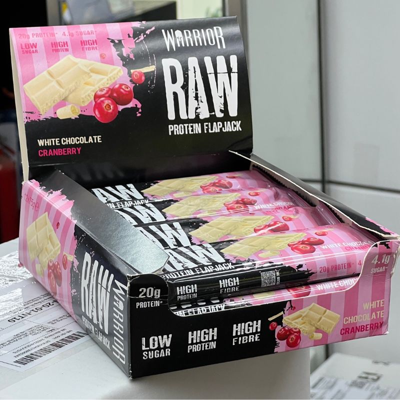 Hộp 12 bánh Warrior RAW Protein Flap Jack (hình ảnh chỉ mang tính chất minh họa)