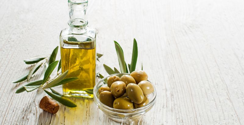 Dầu oliu là một trong những thực phẩm chứa nhiều chất béo tốt nhất