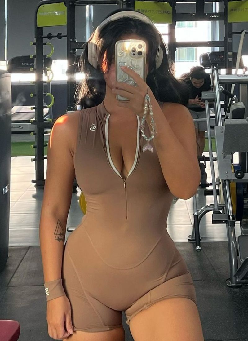 hình ảnh gái ngực to tập gym