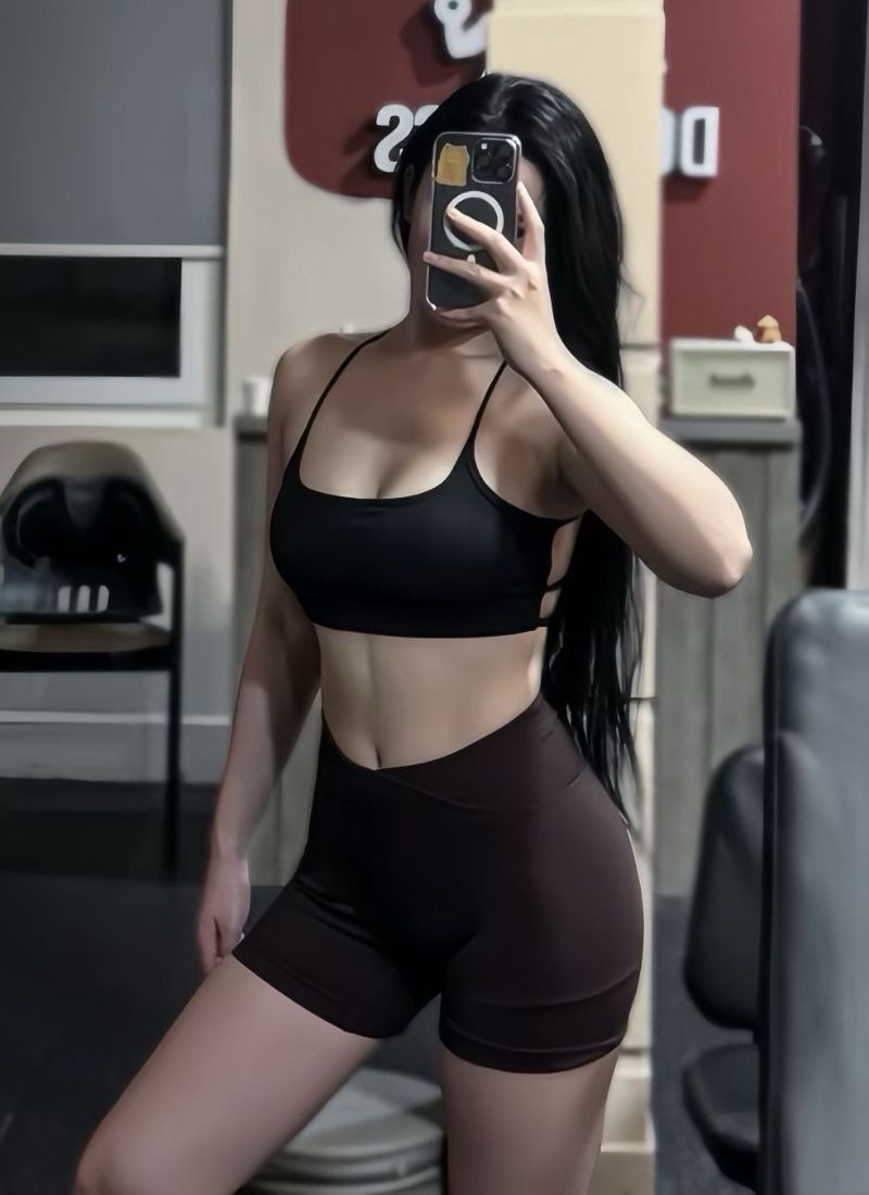 hình ảnh gái ngực to tập gym