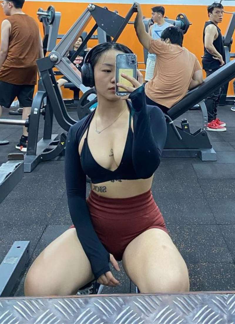 hình ảnh gái ngực to tập gym