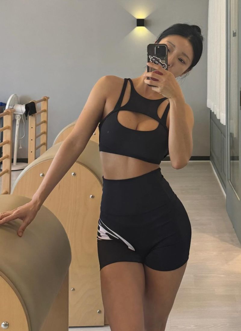ảnh gái eo thon tập gym