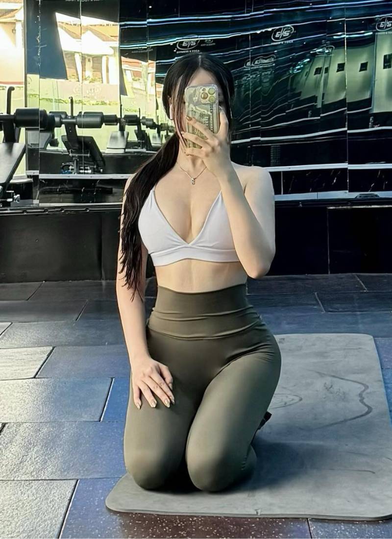ảnh gái eo thon tập gym