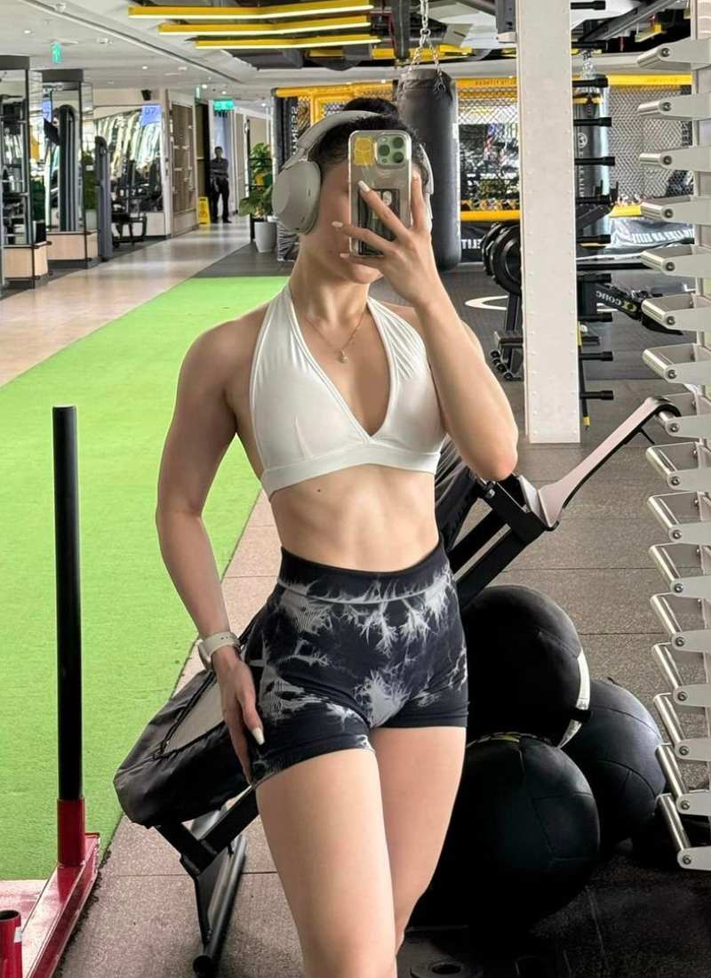 ảnh gái eo thon tập gym