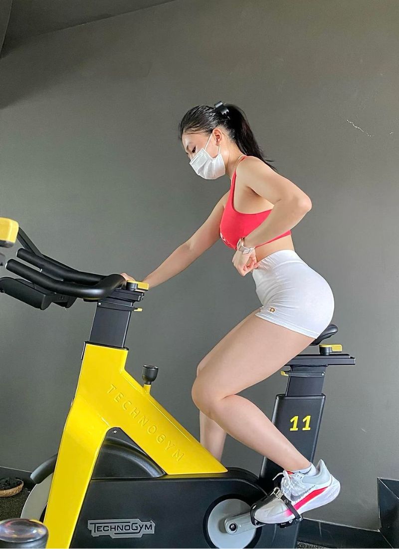 ảnh gái eo thon tập gym