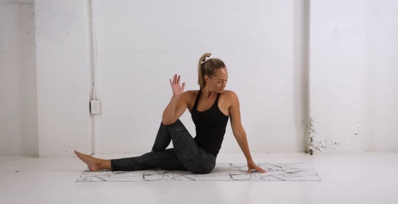 bài tập giãn cơ lưng Lower Back Twist (Left)