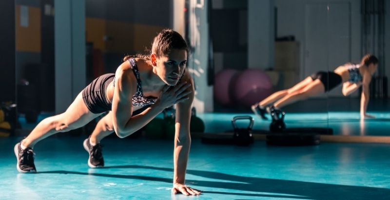Tư thế plank chạm vai (Plank shoulder taps)