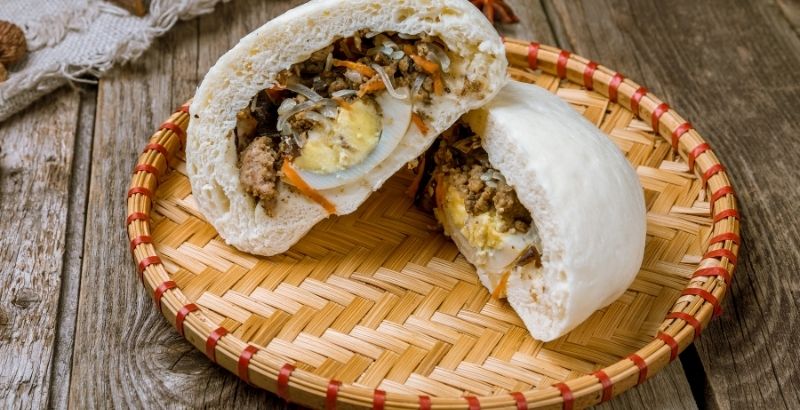 Một cái bánh bao nhân thịt trung bình chứa bao nhiêu calo