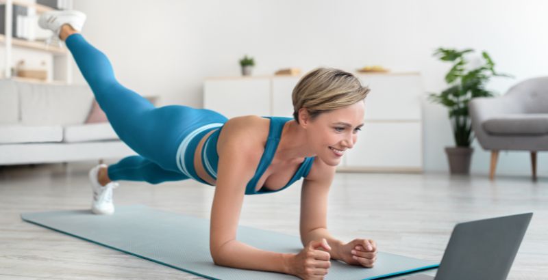 Tư thế tập bài tập Plank với Động Tác Chân