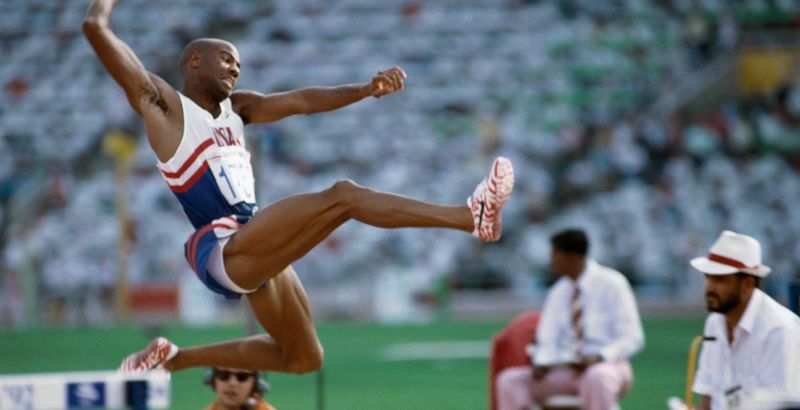 Mike Powell và cú nhảy xuất thần tạo nên kỷ lục nhảy xa thế giới chưa thể phá vỡ