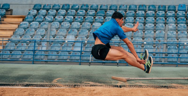 Kỹ thuật nhảy xa tuy đơn giản nhưng cần cẩn thận ở từng bước để đạt kết quả tốt