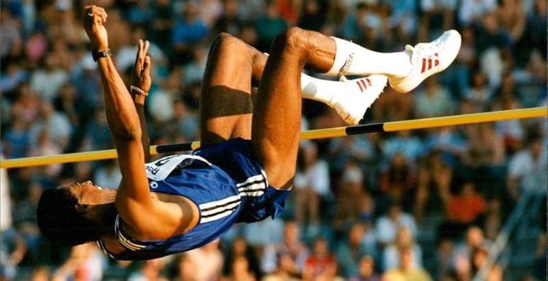 Hình ảnh nhảy cao của vận động viên Javier Sotomayor