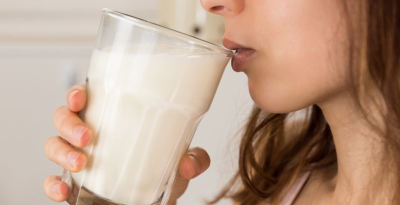 Mách bạn cách chọn loại sữa để uống vào ban đêm