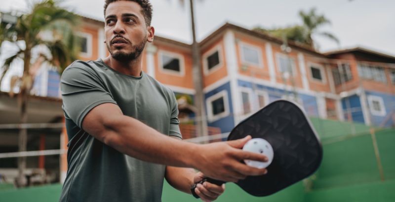 chơi pickleball đau khuỷu tay