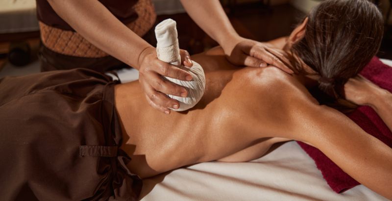 Chườm lạnh, nghỉ ngơi và giãn cơ giúp phục hồi nhanh hơn