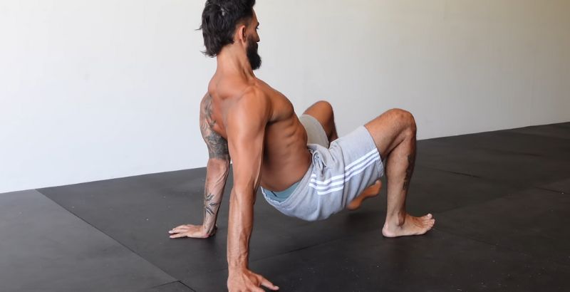 Tư thế con cua giúp bạn tập trung sức mạnh thân sau